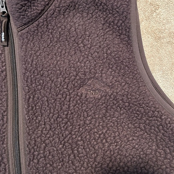 Aritzia Polartec Thermal Pro Mockneck Hi-hip Vest Size XL, Rich Mocha Brown - Picture 3 of 12